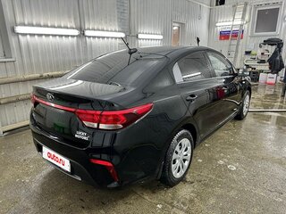 2019 Kia Rio IV, чёрный, 1800000 рублей, вид 4