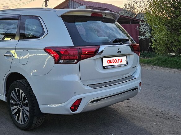 2022 Mitsubishi Outlander III Рестайлинг 3, белый, 3100000 рублей - вид 9