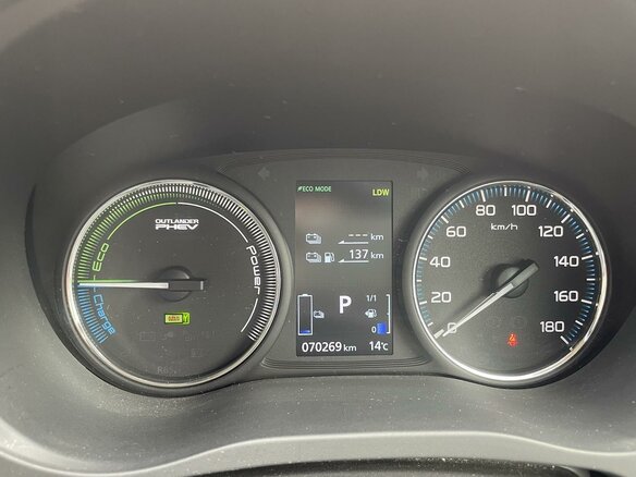 2018 Mitsubishi Outlander PHEV III Рестайлинг 2, коричневый, 3199000 рублей - вид 30