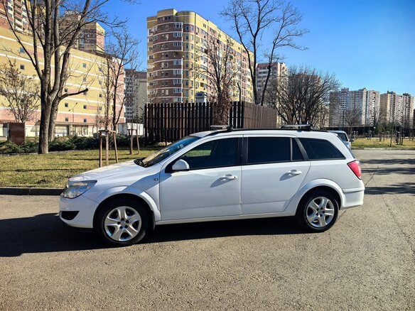2013 Opel Astra H Рестайлинг, белый, 750000 рублей - вид 3