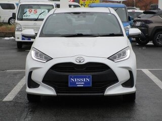 2023 Toyota Yaris IV, белый, 1250000 рублей, вид 2