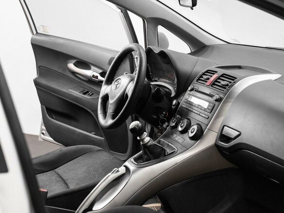 2009 Toyota Auris I, серебристый, 950000 рублей - вид 6