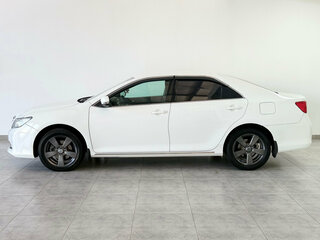 2013 Toyota Camry VII (XV50), белый, 1580000 рублей, вид 3