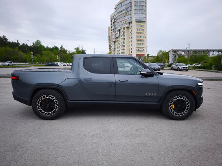 2022 Rivian R1T QM Large, серый, 8000000 рублей, вид 4