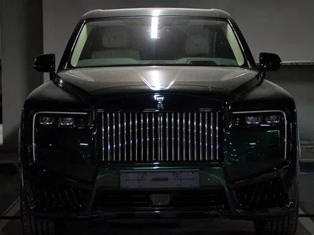 2026 Rolls-Royce Cullinan Black Badge I Рестайлинг (Series II), зелёный, 69000000 рублей, вид 4