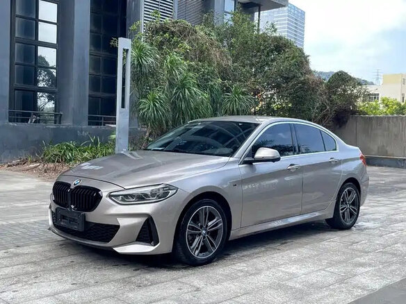 2022 BMW 1 серии 120i III (F52) Рестайлинг, серебристый, 1590000 рублей