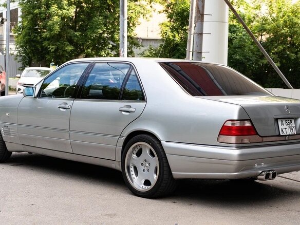 1997 Mercedes-Benz S-Класс 500 Long III (W140) Рестайлинг, серебристый, 4800000 рублей - вид 3