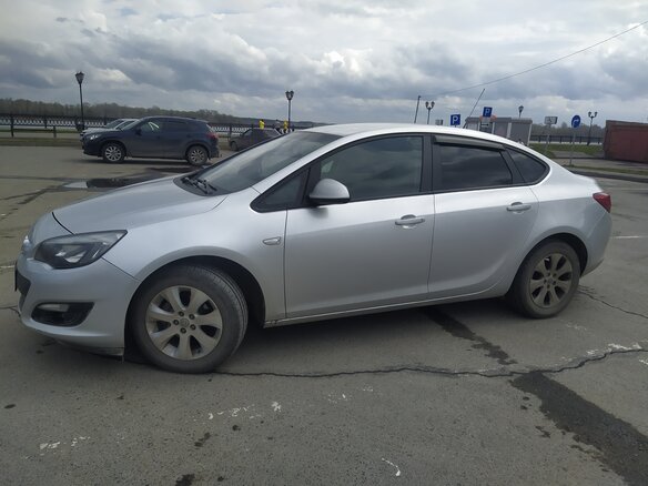 2014 Opel Astra J Рестайлинг, серебристый, 1000000 рублей - вид 3
