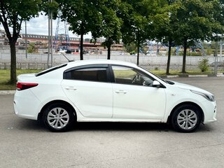 2018 Kia Rio IV, белый, 900000 рублей, вид 4