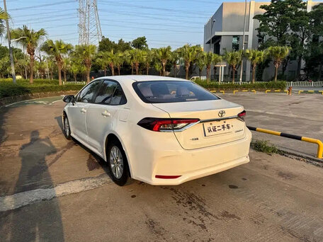 2021 Toyota Corolla XII (E210), белый, 1270000 рублей, вид 3