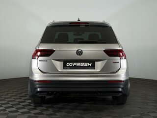 2018 Volkswagen Tiguan II, серебристый, 2470000 рублей, вид 4