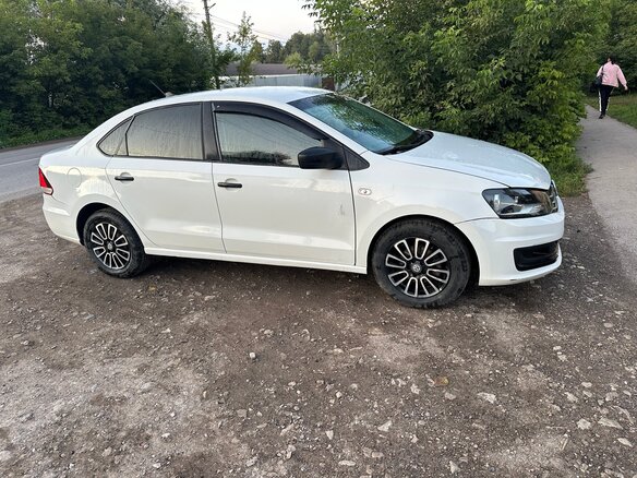 2017 Volkswagen Polo V Рестайлинг, белый, 520000 рублей - вид 2