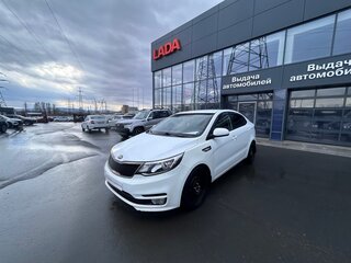 2015 Kia Rio III Рестайлинг, белый, 995000 рублей, вид 1