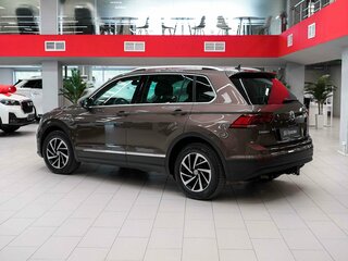 2018 Volkswagen Tiguan II, коричневый, 2290000 рублей, вид 4
