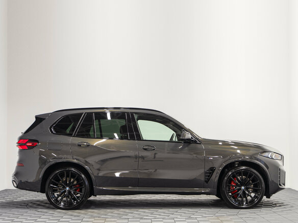 2025 BMW X5 40i IV (G05/G18) Рестайлинг, серый - вид 4