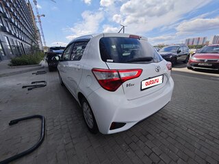 2017 Toyota Vitz III (XP130) Рестайлинг 2, белый, 980000 рублей, вид 5