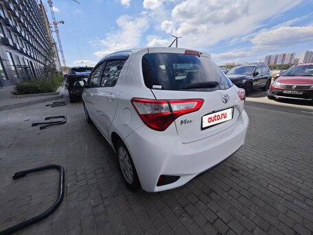 2017 Toyota Vitz III (XP130) Рестайлинг 2, белый, 980000 рублей, вид 5