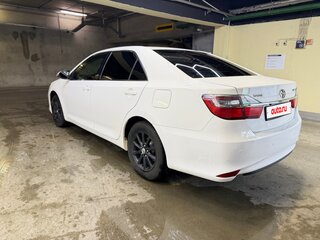 2015 Toyota Camry VII (XV50) Рестайлинг, белый, 1699000 рублей, вид 4