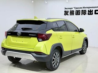 2021 Toyota Yaris IV, жёлтый, 945000 рублей, вид 4