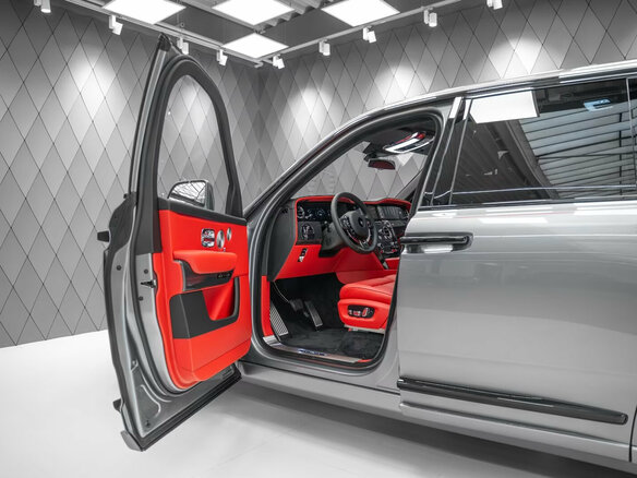 2025 Rolls-Royce Cullinan Black Badge I Рестайлинг (Series II), серый, 69100000 рублей - вид 9