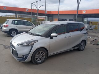 2017 Toyota Sienta II, серебристый, 1450000 рублей, вид 1