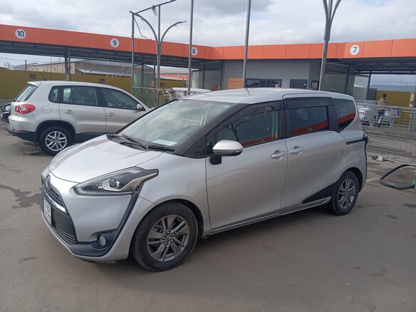 2017 Toyota Sienta II, серебристый, 1450000 рублей