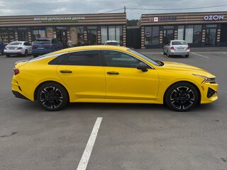 2022 Kia K5 III, жёлтый, 2225000 рублей, вид 3