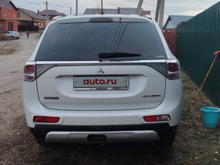 2014 Mitsubishi Outlander III Рестайлинг, белый, 1450000 рублей, вид 4