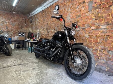 2020 Harley-Davidson Street Bob, чёрный, 1050000 рублей, вид 5