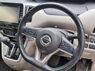 2016 Nissan Serena S-Hybrid V (C27), белый, 2200000 рублей, вид 3