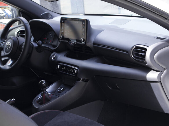 2021 Toyota Yaris IV, белый, 4490000 рублей - вид 2