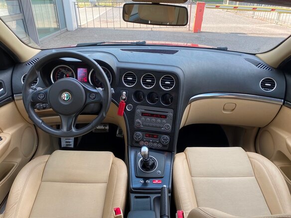 2011 Alfa Romeo 159, красный - вид 9