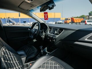 2017 Hyundai Solaris II, белый, 999999 рублей, вид 4