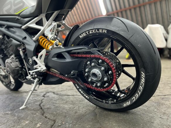 2021 Triumph Speed Triple, серый, 1520000 рублей - вид 23