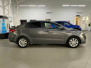 2017 Kia Rio III Рестайлинг, серый, 1139000 рублей, вид 3