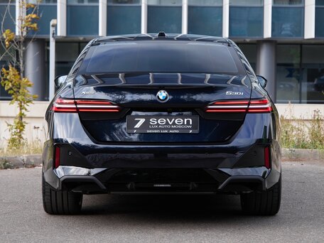 2026 BMW 5 серии 530i xDrive VIII (G60/G61/G68), чёрный, 9700000 рублей, вид 5
