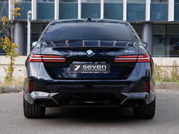2026 BMW 5 серии 530i xDrive VIII (G60/G61/G68), чёрный, 9700000 рублей - вид 4