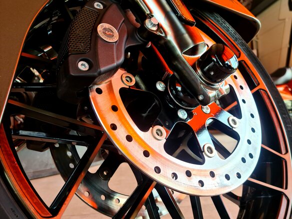 2021 Harley-Davidson CVO, коричневый - вид 2