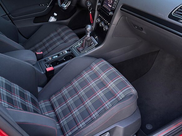 2013 Volkswagen Golf GTI VII, красный, 2350000 рублей - вид 20