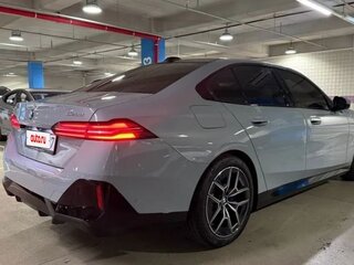 2026 BMW 5 серии 523d xDrive VIII (G60/G61/G68), серебристый, 7817523 рублей, вид 3