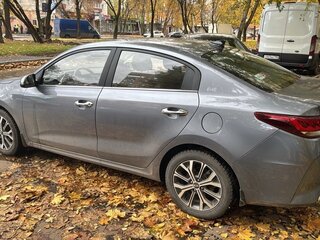 2020 Kia Rio IV Рестайлинг, серый, 2000000 рублей, вид 4