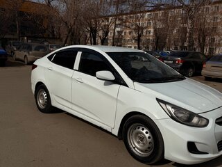 2013 Hyundai Solaris I, белый, 750000 рублей, вид 2