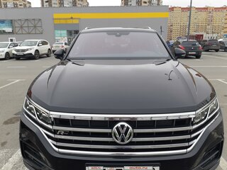 2019 Volkswagen Touareg III, чёрный, 5990000 рублей, вид 3