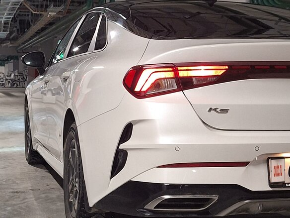 2021 Kia K5 III, белый, 2500000 рублей - вид 4