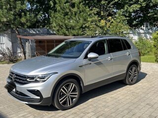 2022 Volkswagen Tiguan II Рестайлинг, серебристый, 5300000 рублей, вид 2