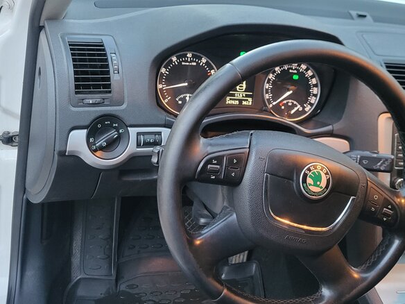 2013 Skoda Octavia II (A5) Рестайлинг, белый, 1190000 рублей - вид 9