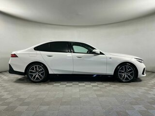 2024 BMW 5 серии 520i VIII (G60/G61/G68), белый, 7699000 рублей, вид 4