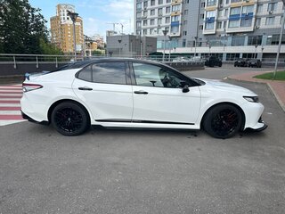 2019 Toyota Camry VIII (XV70), белый, 2150000 рублей, вид 2