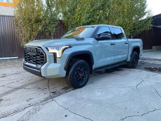 2022 Toyota Tundra CrewMax III, серый, 8650000 рублей, вид 3