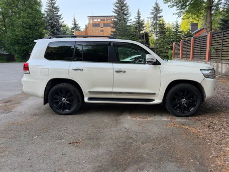 2018 Toyota Land Cruiser 200 Series Рестайлинг 2, белый, 6400000 рублей, вид 3